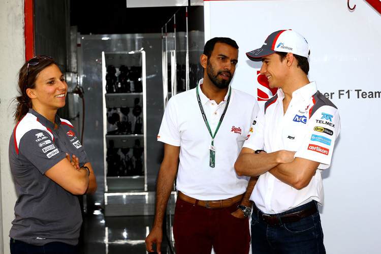 Simona De Silvestro in Barcelona im Gespräch mit Esteban Gutiérrez (rechts)
