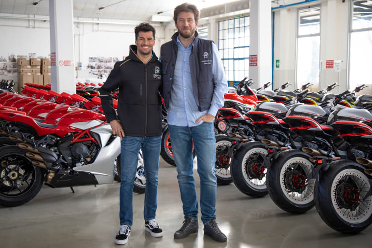 Forward-Neuzugang Simone Corsi mit MV Agusta-CEO Timur Sardarov