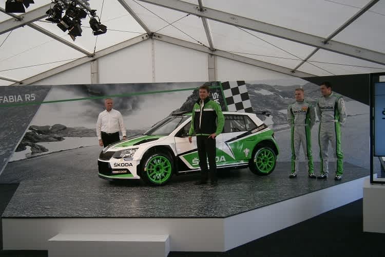 Dr. Frank Welsch (vorne) stellt den neuen Skoda Fabia R5 vor