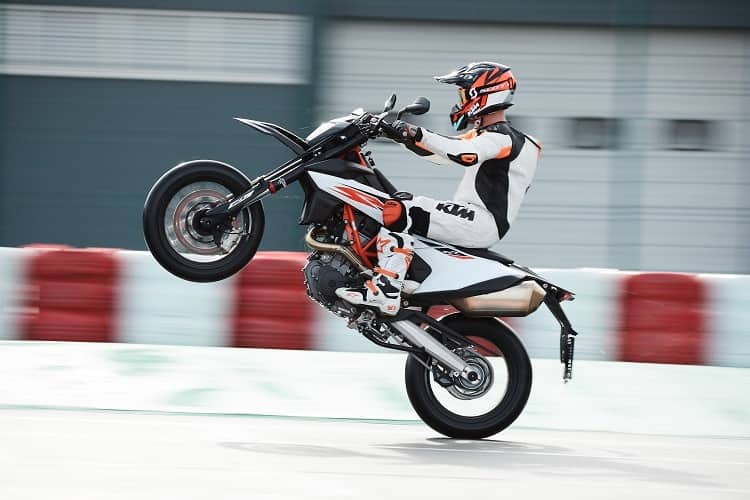 KTM 690 SMC R: Der wendige, leichte Abfangjäger für die hurtige Feierabendrunde auf der Hausstrecke ist zurück
