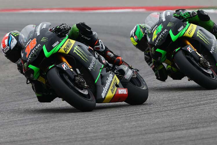 Bradley Smith vor seinem Tech3-Teamkollegen Pol Espargaró