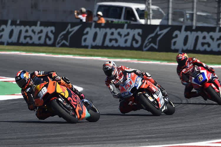 Bradley Smith hält sich hier noch vor Pirro, der 15. wurde, und Bradl