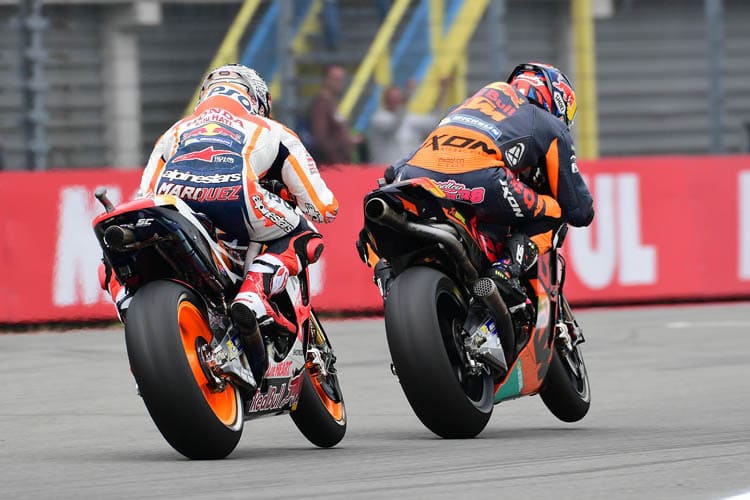 Training in Assen: Bradley Smith wehrt sich gegen Weltmeister Marc Márquez