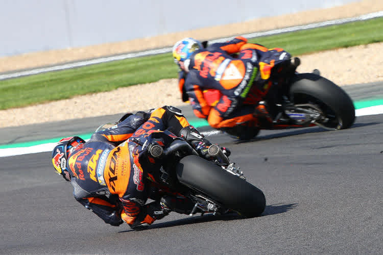 Freitag in Silverstone: Bradley Smith innen, daneben Pol Espargaró