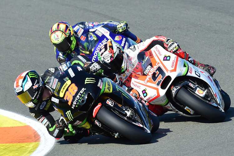 Im Rennen: Valentino Rossi (46) hat sich an Petrucci (9) und Bradley Smith (38) herangearbeitet