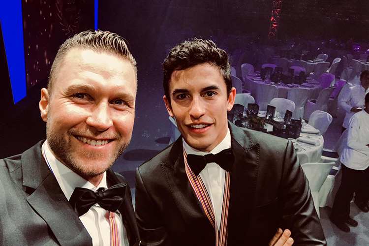 Martin Smolinski (li.) mit MotoGP-Weltmeister Marc Marquez
