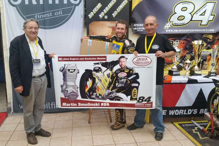 Jawa-Eigentümer Stanislav Diatka, Martin Smolinski und Generaldirektor Jaroslaw Rezler (v.l.)