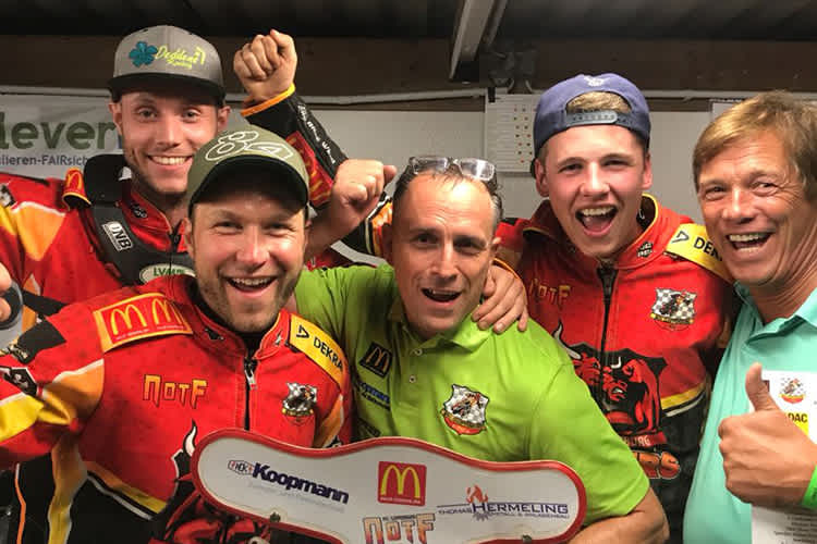 Teammanager Mario Trupkovic (Mitte) mit seinen siegreichen Jungs