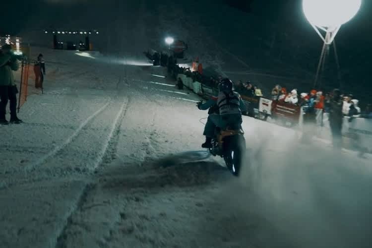 In Castelrotto und Ellmau flitzen an den nächsten Wochenenden die Skier und donnern die Harley-Motoren