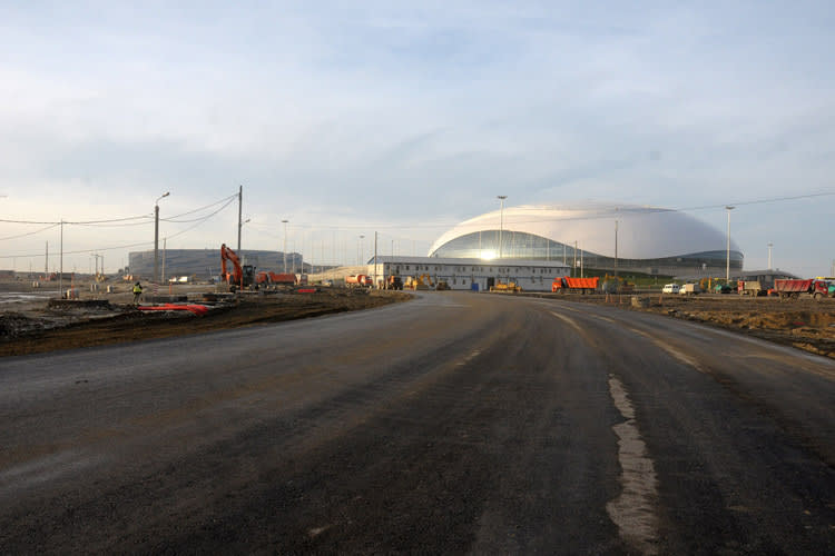Ein Bild aus alten Tagen: Mittlerweile soll die Strecke in Sotschi zu 94 Prozent fertiggestellt sein, wobei die letzte Asphalt-Schicht schon gelegt wurde