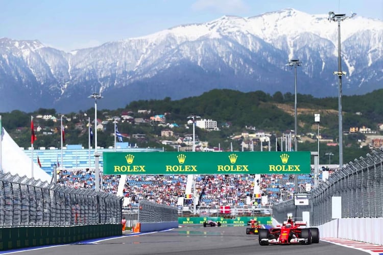 Sotschi-Atmosphäre am Schwarzen Meer, samt Schnee in den Bergen