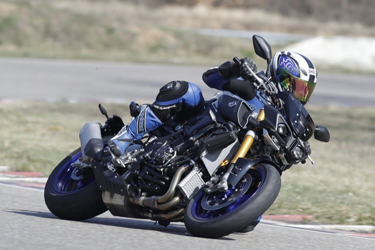 Auf den Kurvenpassagen der Rundstrecke ist man mit der MT-10 SP voll dabei