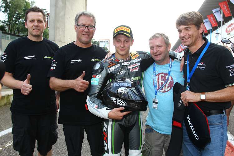 Chris Stange feiert mit seiner Mannschaft