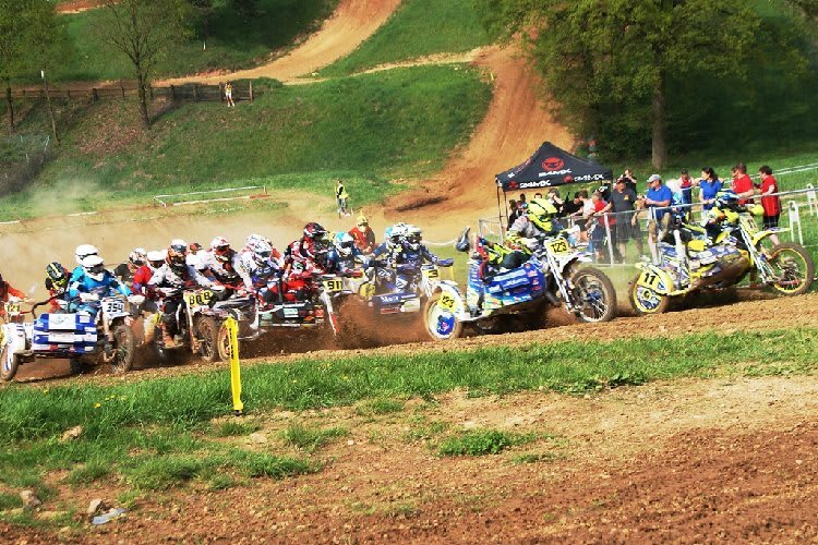 Der Start zum zweiten Lauf der MX-Gespanne