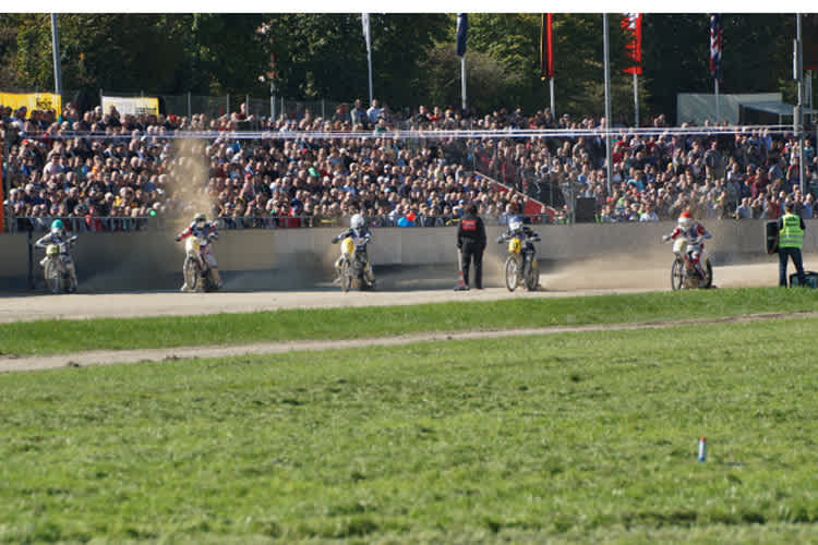 Die Tribünen in Mühldorf waren ausverkauft