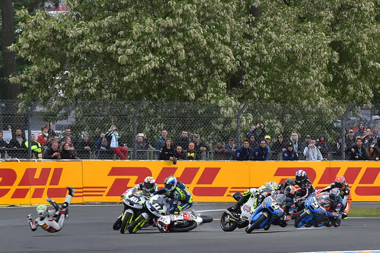 1. Bild: CEV Repsol Junioren-WM-Lauf erste Runde, Arbolino (4) ist gestürzt, hinter ihm gehts drunter und drüber