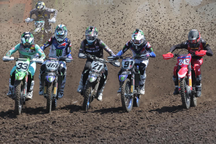 Start der MXGP-Klasse im Talkessel, Julien Lieber (#33), Romain Febvre (#461), Gautier Paulin (#21), Jeremy Seewer (#91) und Tim Gajser (#243)