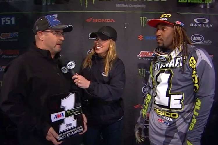 Malcolm Stewart bekommt von AMA-Supercross-Direktor Kevin Crowther die Trophäe des Ostküsten-Champions überreicht