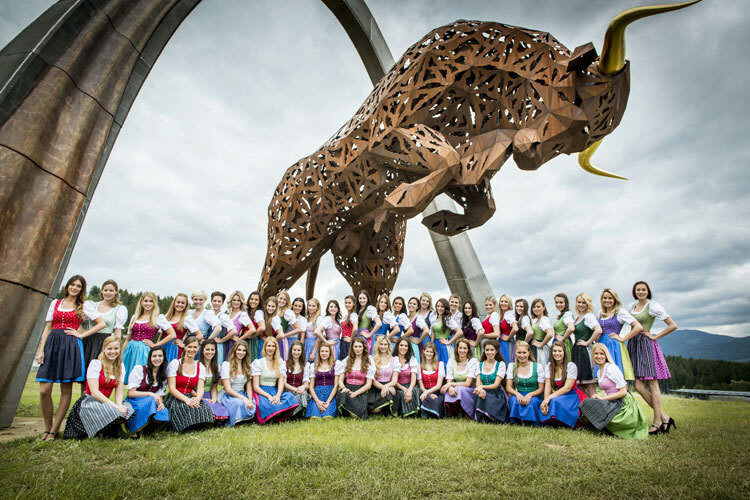 Die Formula Unas vor dem  Wahrzeichen des Red Bull Rings