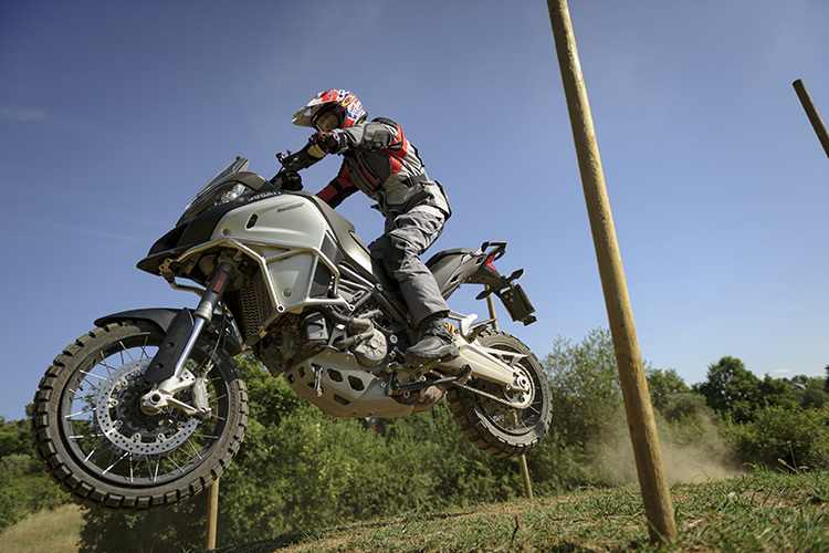 Casey Stoner auf der Multistrada 1200 Enduro 