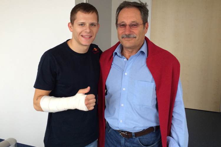 Stefan Bradl am Mittwoch beim Verlassen der Klinik mit Dr. Streifinger