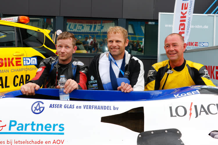 Zum Feiern war Kortes (Mitte) wieder dabei