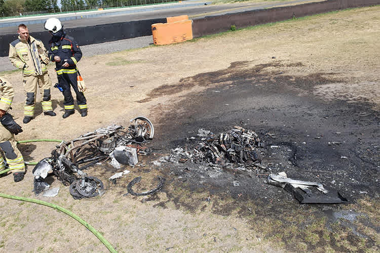 Unter dem Brandopfer ist deutlich ein tiefes Loch zu sehen