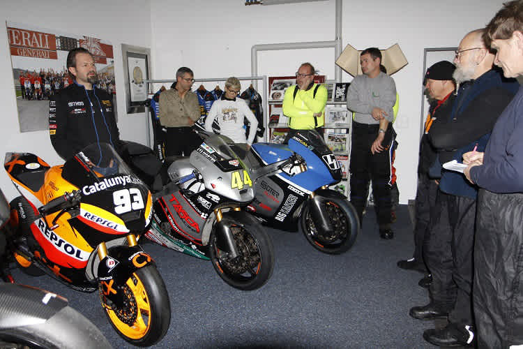 Roger Sutter (links) umringt von interessierten Zuhörern