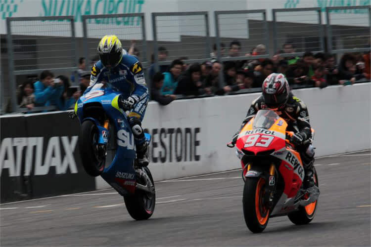 Nobuatsu Aoki  auf der Suzuki neben Honda-Pilot Hiroshi Aoyama 