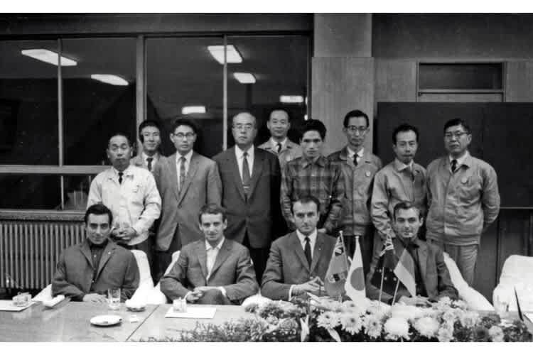 Vertragsunterzeichnung mit Suzuki 1963: Schneider, Degner, Perris, Anderson (v. l.)   