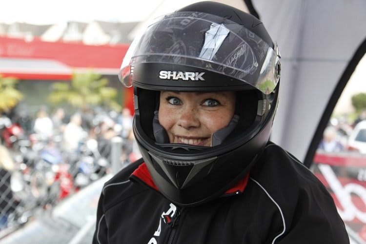 Es gibt nicht viele Frauen, die  auch mit Helm hübsch aussehen