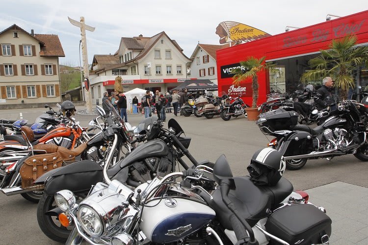 Biker aus nah und fern ließen es sich gut gehen am Frühlingsfest bei American Bikes in Bütschwil