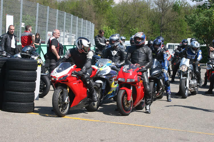Vorfreude auf eines der schönsten Erlebnisse, die man mit dem Motorrad haben kann: Fahren ohne Tempolimit und Gegenverkehr