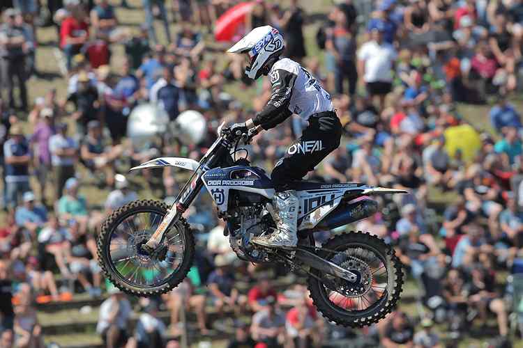 Jeremy Sydow vor der gewaltigen Zuschauerkulisse im Talkessel