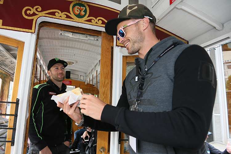 Nur eine Momentaufnahme: Leon Camier (2) am Hinterrad von Tom Sykes