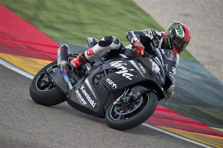 Kawasaki-Star Tom Sykes mit dem Zwitter-Bike in Aragon