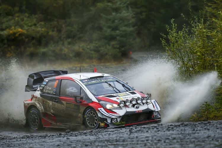 Ott Tänak machte zum Schluss die Rivalen nass