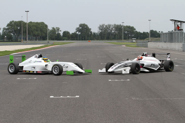 Die beiden Formel-4-Renner von Tatuus (links) und Mygale wurden auf dem Slovakia Ring präsentiert