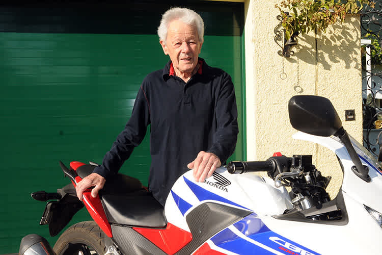 Luigi Taveri im Juli 2016 mit seiner Honda CBR300