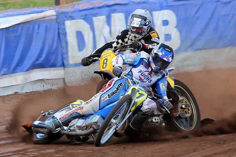 Wenig später krachten Jörg Tebbe und Matthias Kröger (8) in die Airfences