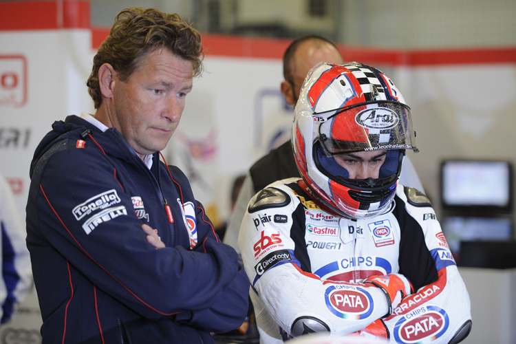 Teammanager Ronald ten Kate (li.) mit Leon Haslam