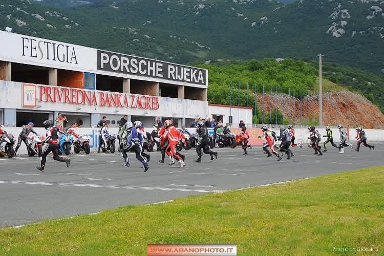 Wie echt: Le Mans-Start zum Zweistundenrennen
