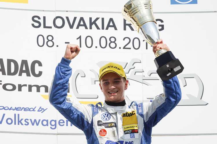 Tim Zimmermann bejubelt seinen ersten Sieg in der Formel ADAC