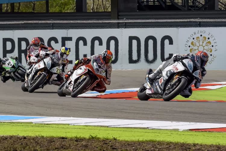 Im Ziel lag Leon Camier (2) vor Jordi Torres (81)