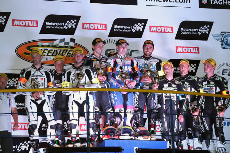 Lukas Trautmann (Mitte) holt den Pott