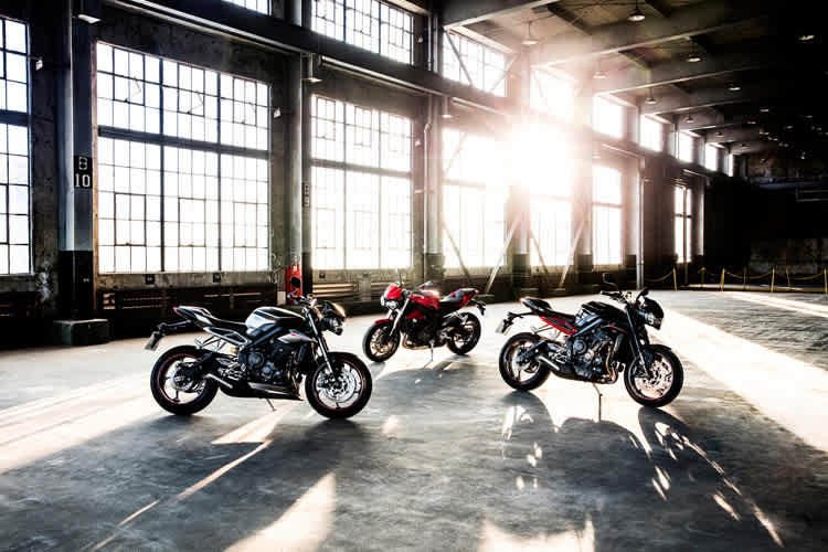 Die neuen Triumph Street Triple 765: vorne links das Spitzenmodell RS, rechts die R, hinten die S