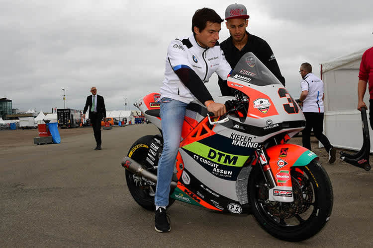 Assen-GP 2019: Bruno Spengler auf der KTM von Lukas Tulovic (rechts)