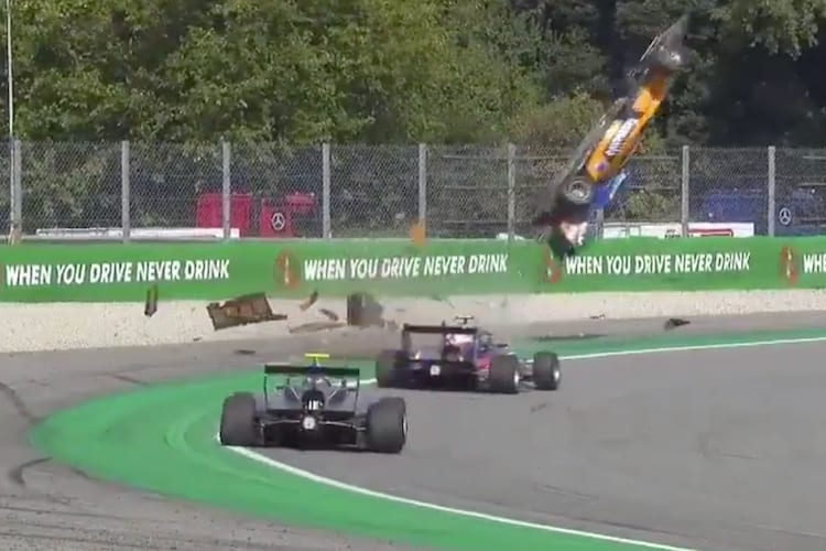 Der Wagen von Peroni hoch in der Luft