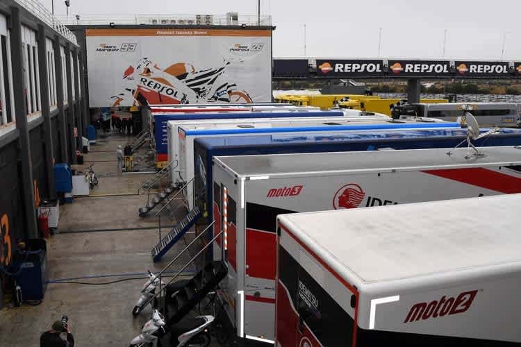 Regen und Kälte verzögern den Testbeginn