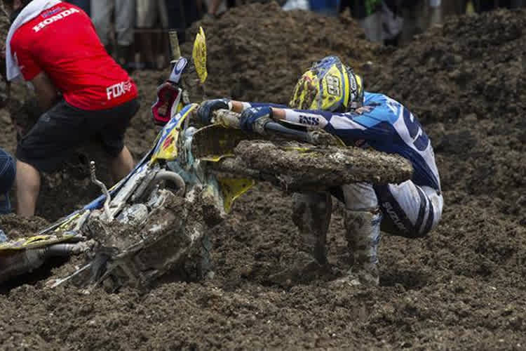 Bas Vaessen versucht, sich aus dem Schlamm zu befreien